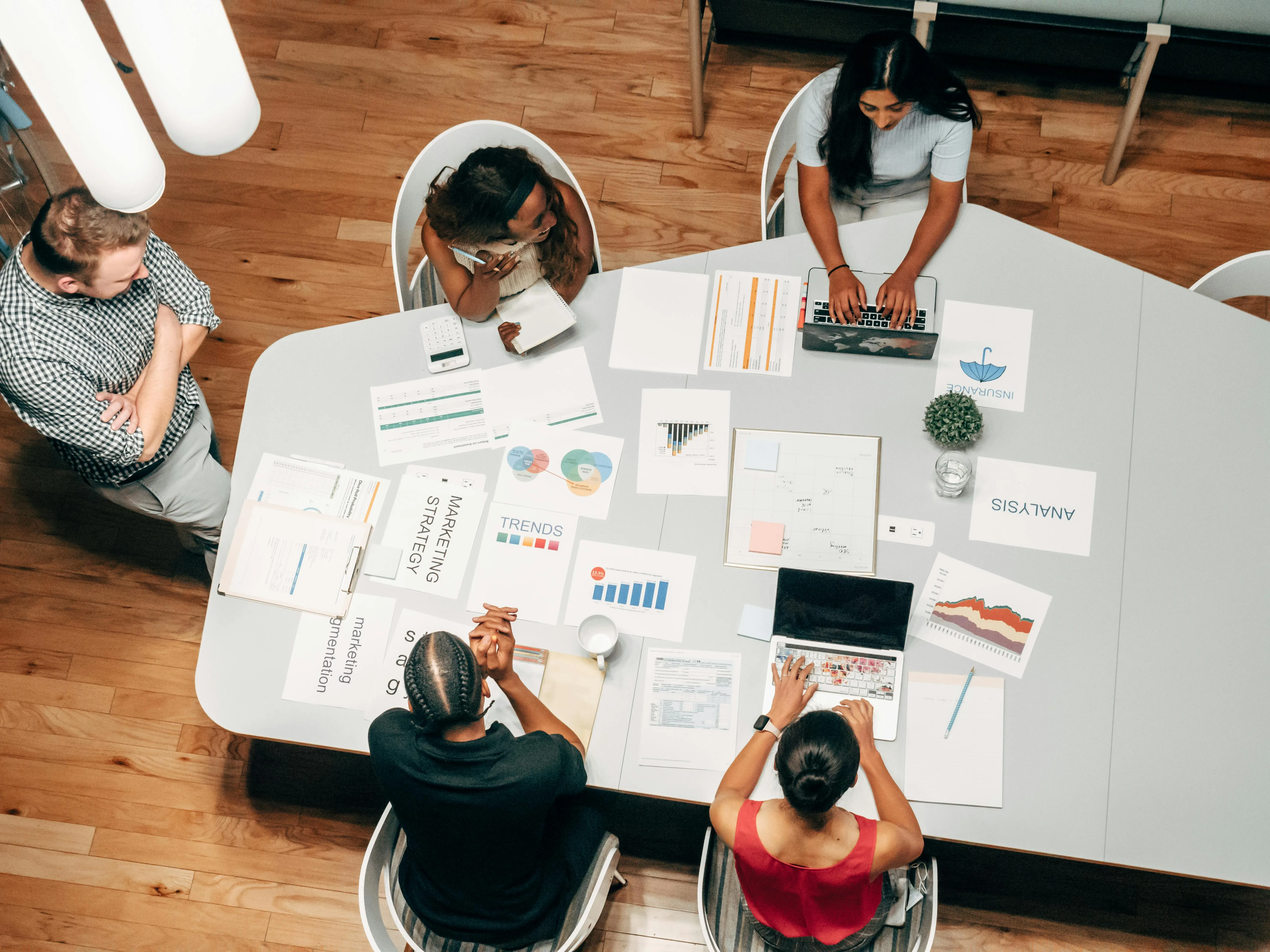Estrategia digital compleja con métricas y analítica avanzada