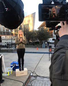 Periodista realizando entrevista o cobertura mediática de destino turístico internacional