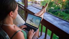 Usuario navegando web turística de Centroamérica en diversos dispositivos