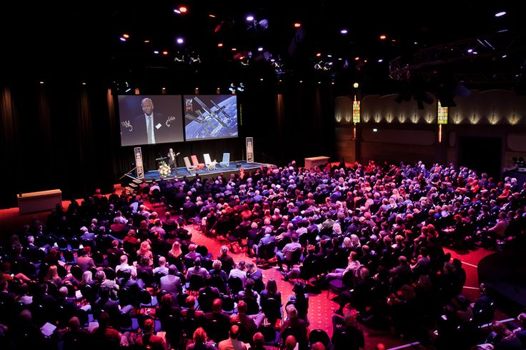 Ponente en congreso turístico con presentación visible ante audiencia profesional