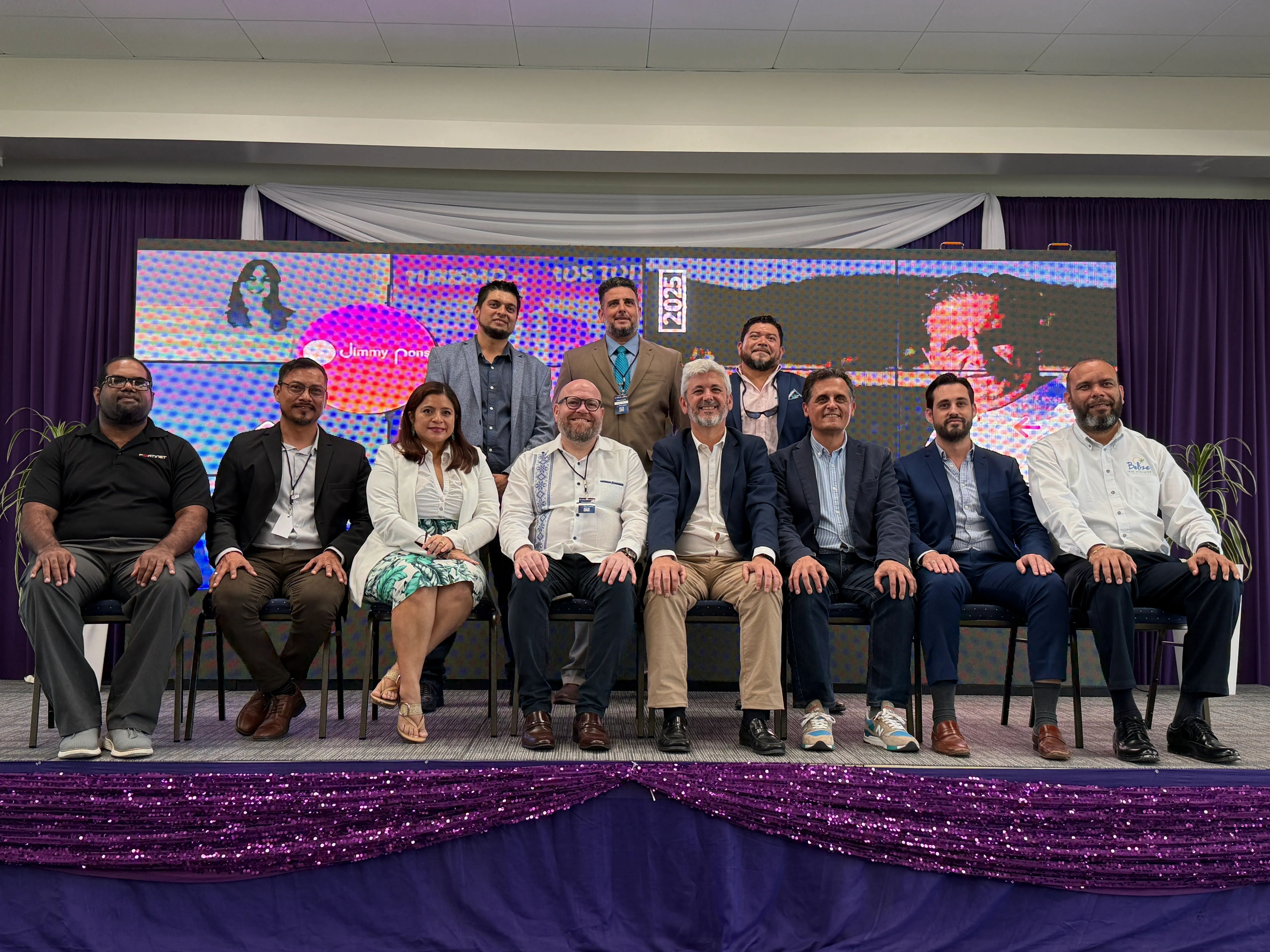 Estratega digital e influencer registrando contenidos en yacimiento maya de Belice